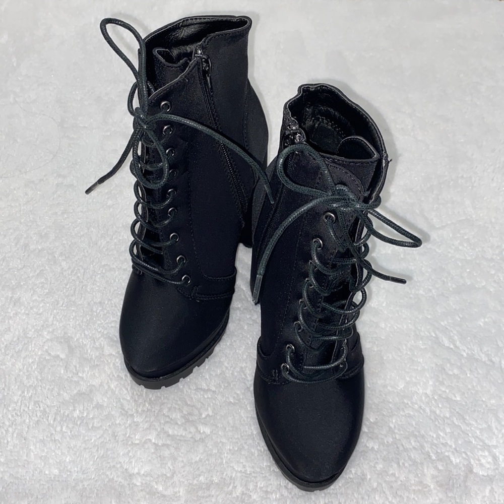 Wild Diva high heeled ankle boots booty